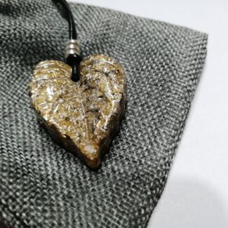 Leaf-shaped pendant orgonite