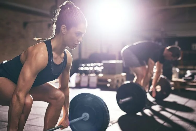 Mujer entreno de fuerza